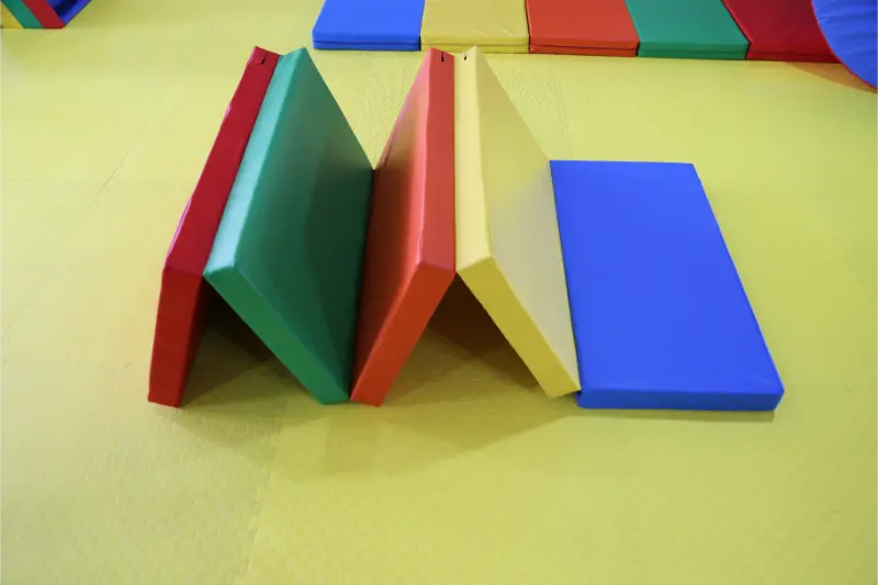 КСОТ КСИН ОУТАИ продубљује истраживање и развој производа, пружајући прилагођена решења за меку опрему за глобалне дечије спортске институције